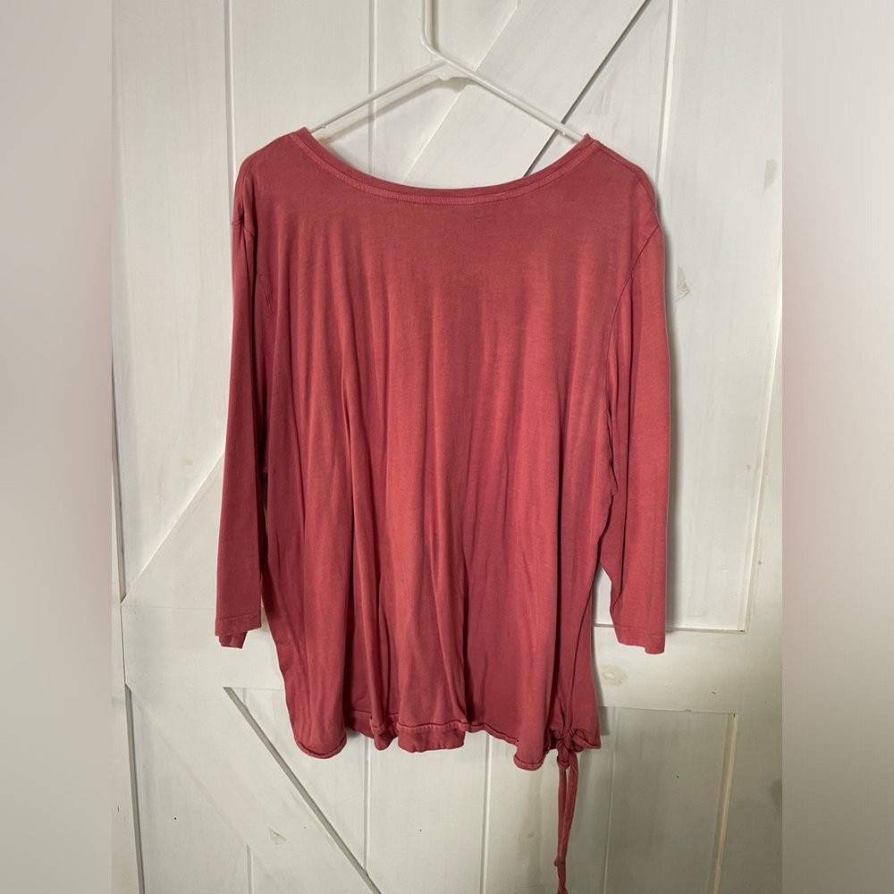 Ladies, plus, 2x, 3/4 sleeve, coral ish color top. Cute Side on bottom. School
